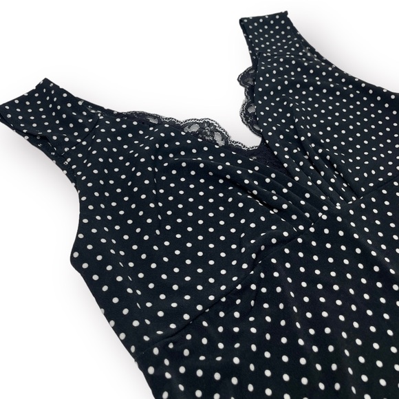 🛍️FINAL SALE🛍️ XXI Black & White Polka Dot Sleeveless V-neck w/ Lace Trim Blouse - Picture 2 of 7